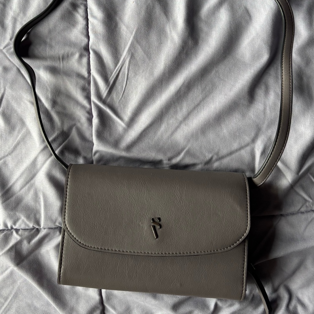 Plum crossbody bag with removable strap